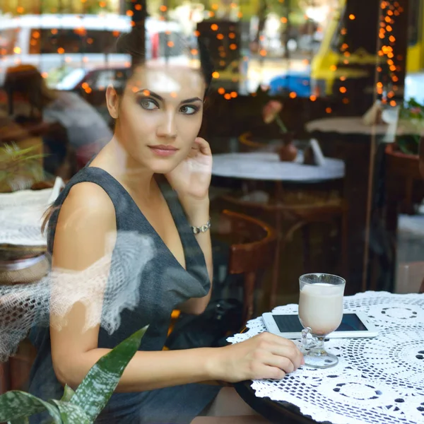 Mujer bebiendo café —  Fotos de Stock