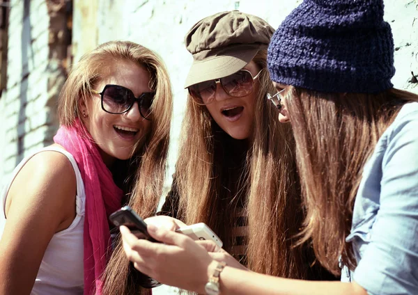 Chicas de moda con teléfono inteligente —  Fotos de Stock