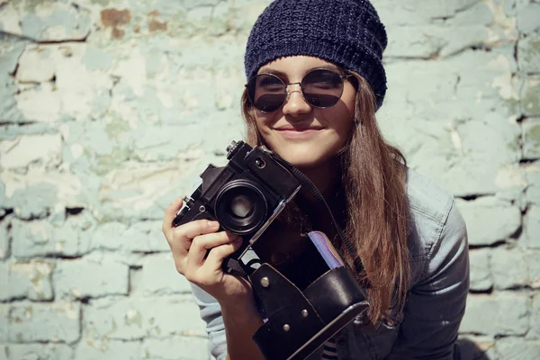 Hermosa mujer sosteniendo cámara retro — Foto de Stock