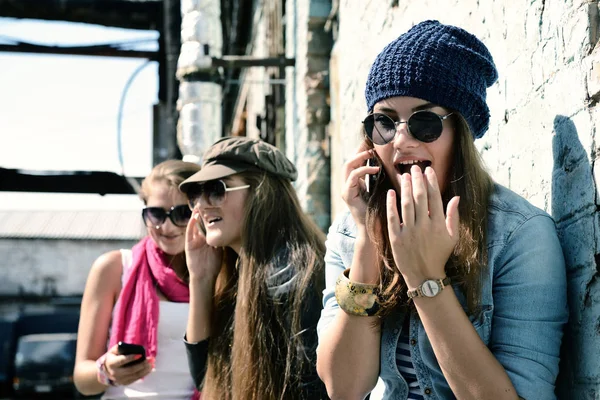 Moda Meninas com telefone inteligente — Fotografia de Stock