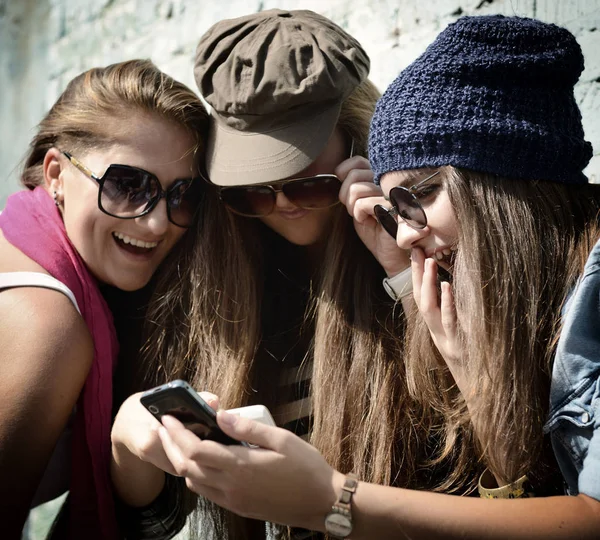 Girls with smart phone — Stock Photo, Image