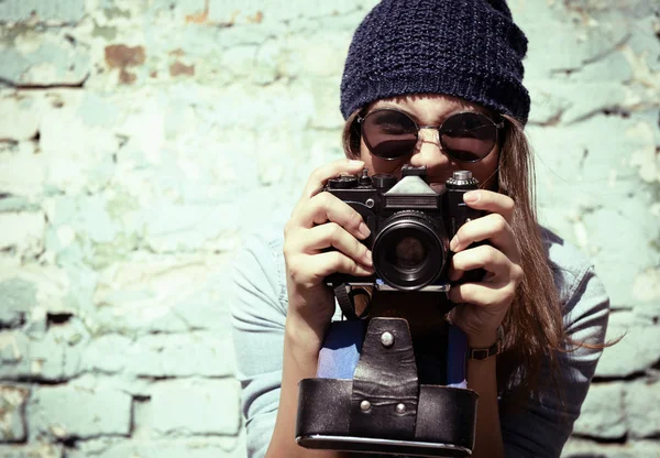 美しい女性保持しているレトロなカメラ — ストック写真