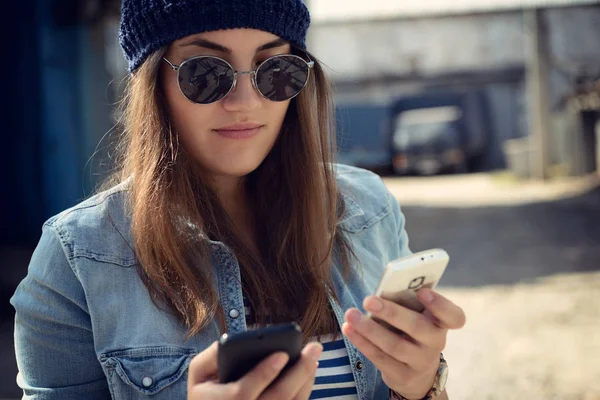 Menina bonita com telefone inteligente — Fotografia de Stock