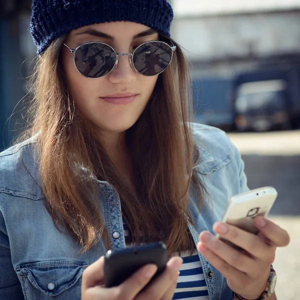 Menina da moda com telefone inteligente — Fotografia de Stock