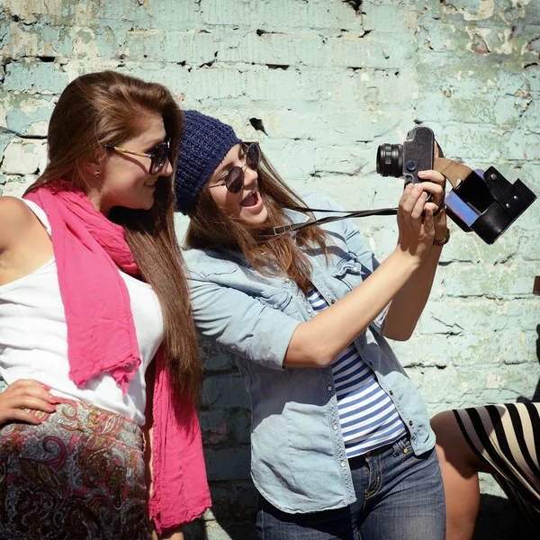 Chicas con cámaras vintage —  Fotos de Stock