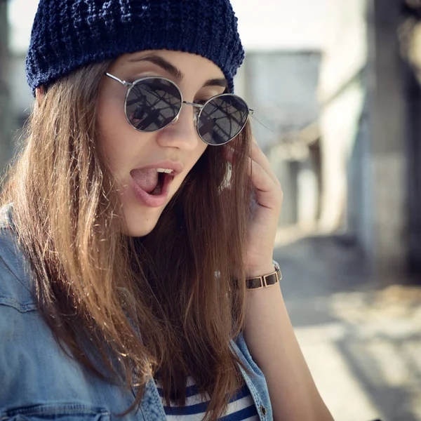 Menina da moda com telefone inteligente — Fotografia de Stock