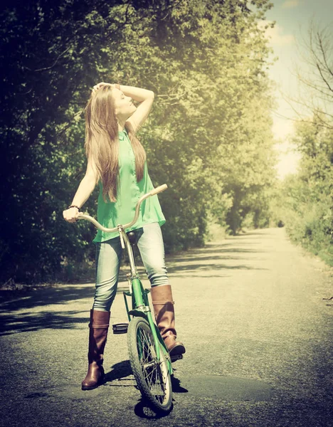 Hermosa mujer con bicicleta retro — Foto de Stock
