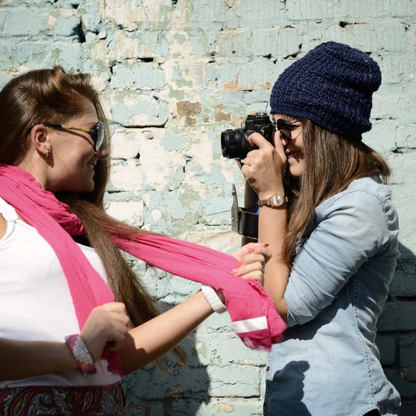 Meisjes met vintage camera 's — Stockfoto