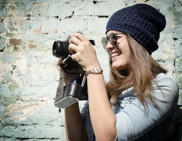 Mujer tomando fotos en la calle — Foto de Stock