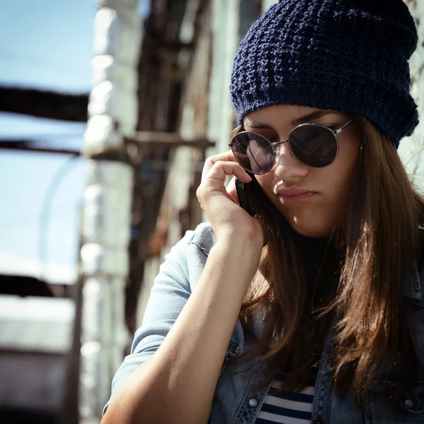 Dívka s Kobaltová modř telefon — Stock fotografie