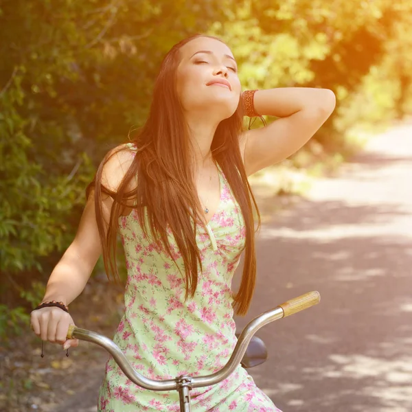 レトロな自転車と美しい女性 — ストック写真