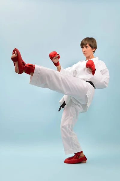 Kämpfende Karate-Frau — Stockfoto
