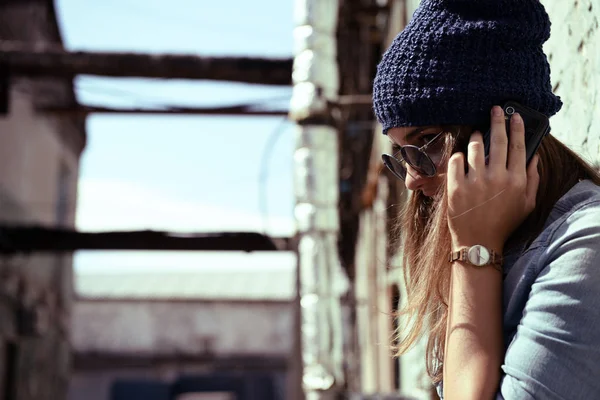 Chica con teléfono inteligente — Foto de Stock