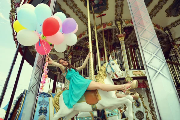 Woman with balloons in summer — Stock Photo, Image