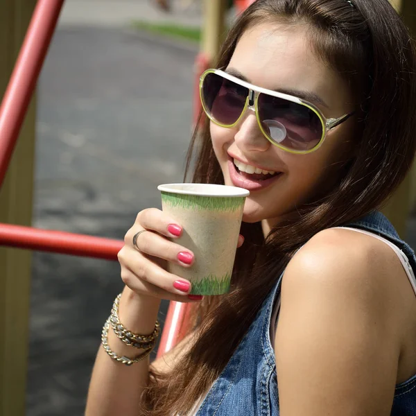 Chica bonita en gafas de sol — Foto de Stock