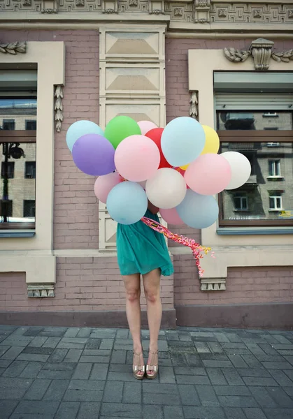 Mulher bonito com balões — Fotografia de Stock