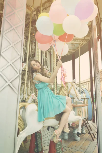Жінка з повітряними кулями влітку — стокове фото