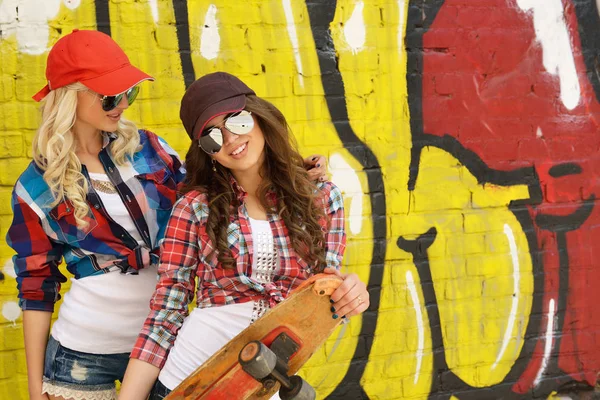 Two teen girl friends — Stock Photo, Image