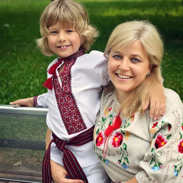 Oekraïense moeder en zoon — Stockfoto