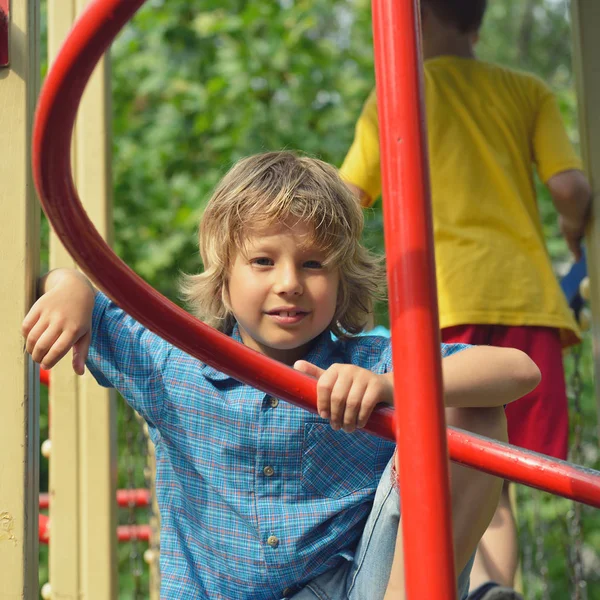 Ragazzo che gioca nel parco estivo — Foto Stock