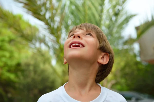 Junge spielt im tropischen Park — Stockfoto