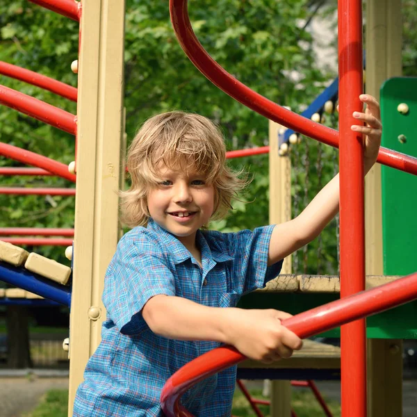 Pojke som spelar i sommar park — Stockfoto