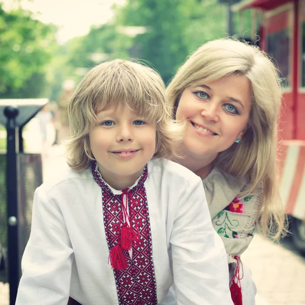 Oekraïense moeder en zoon — Stockfoto