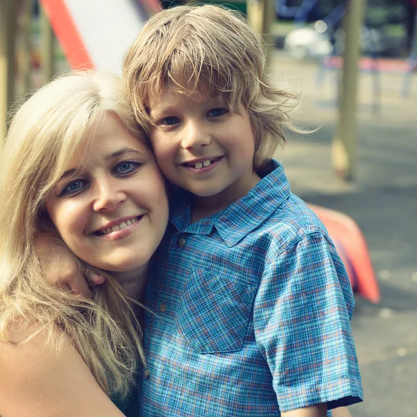 Gelukkige moeder en zoon — Stockfoto