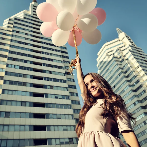 Chica sosteniendo globos —  Fotos de Stock