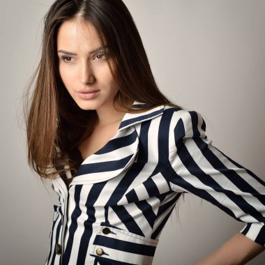 esmer kadın stüdyoda poz