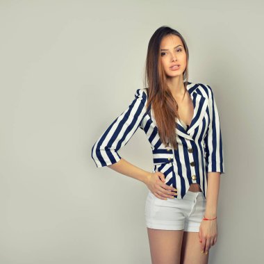 esmer kadın stüdyoda poz