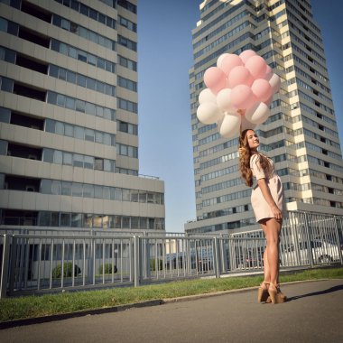 Balon tutan kız