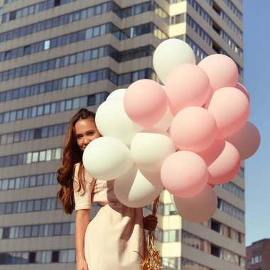 kız yüzünden yüksek katlı bina