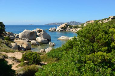 Büyük beyaz taşlarla Beach