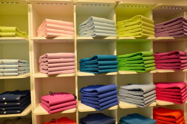 Dükkanda çok renkli pullovers