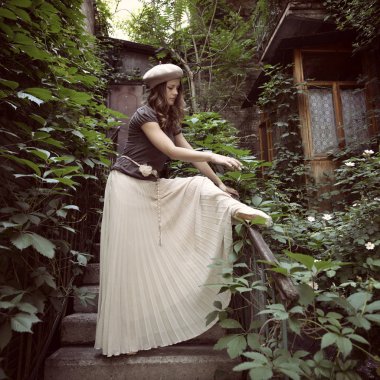 güzel kız merdivende poz