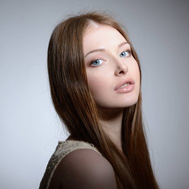  kadın stüdyoda poz