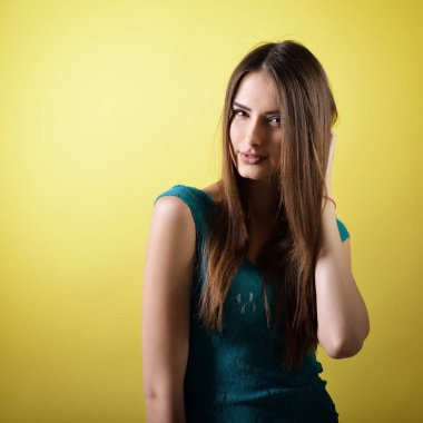  kadın stüdyoda poz