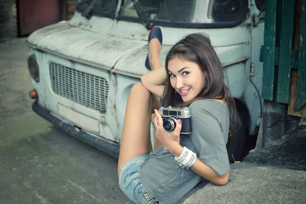 女性保持しているレトロなカメラ — ストック写真