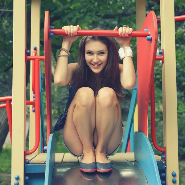 Chica tiene diversión en parque infantil — Foto de Stock