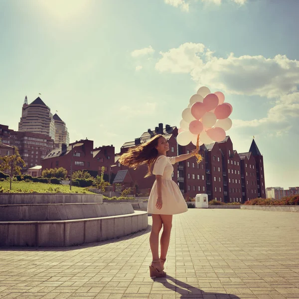 Femeie tânără cu baloane — Fotografie, imagine de stoc