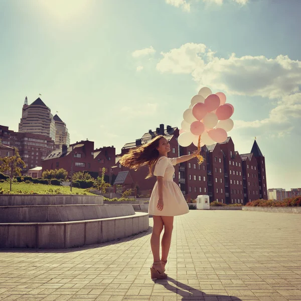 Ung kvinna med ballonger — Stockfoto