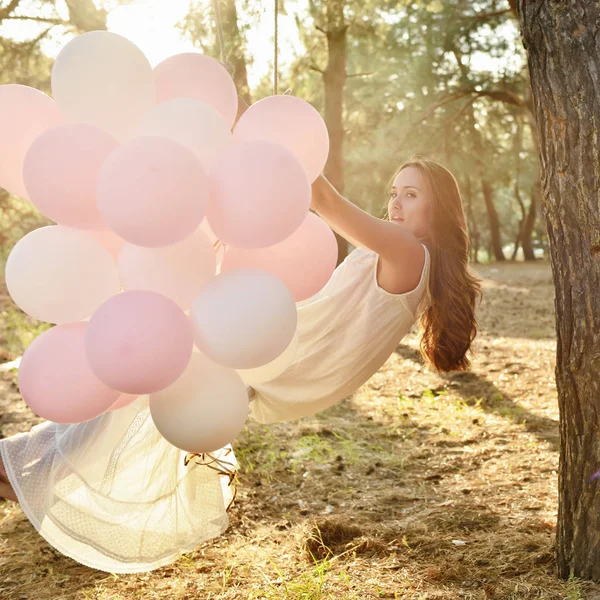 Balonlu genç kadın — Stok fotoğraf