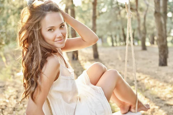 Jonge vrouw in de zomer — Stockfoto