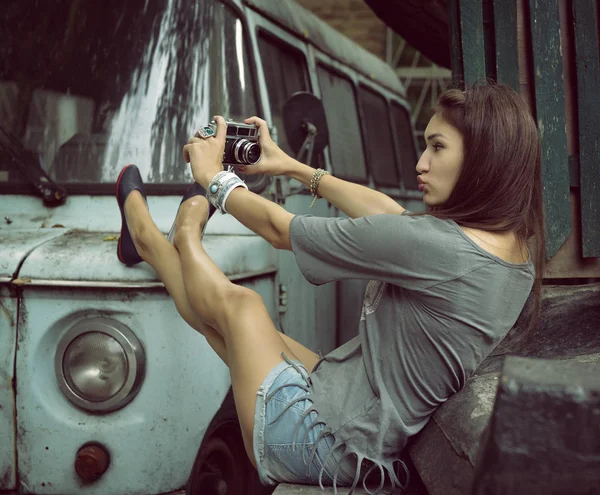 Mujer sosteniendo cámara retro — Foto de Stock