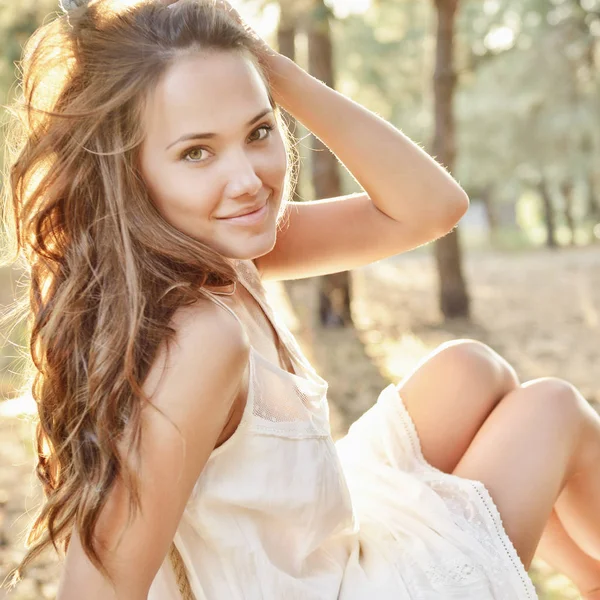 Jonge vrouw in de zomer — Stockfoto