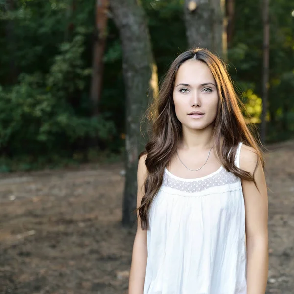 Mulher na floresta verde — Fotografia de Stock