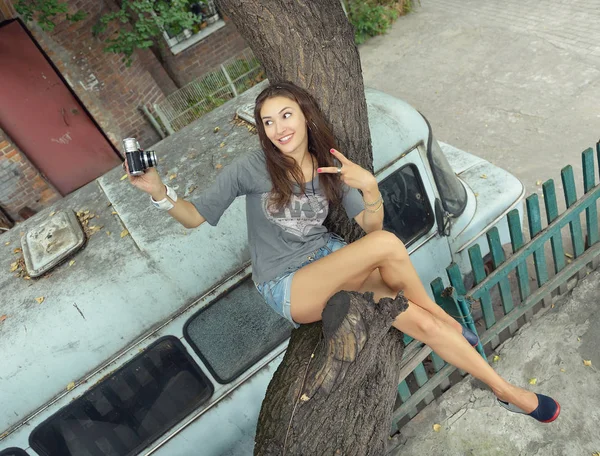 Femme prenant des photos près de voiture — Photo