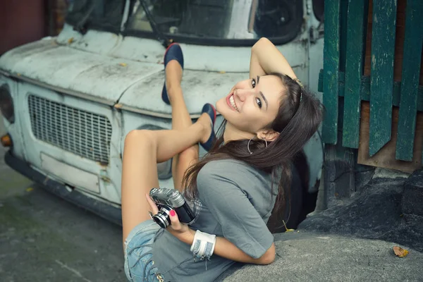 Mujer tomando fotos cerca de coche — Foto de Stock