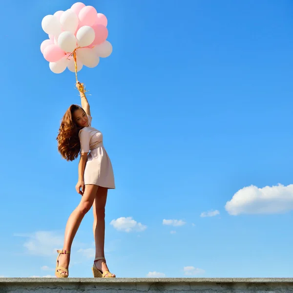 Kobieta z balonami w błękitne niebo — Zdjęcie stockowe
